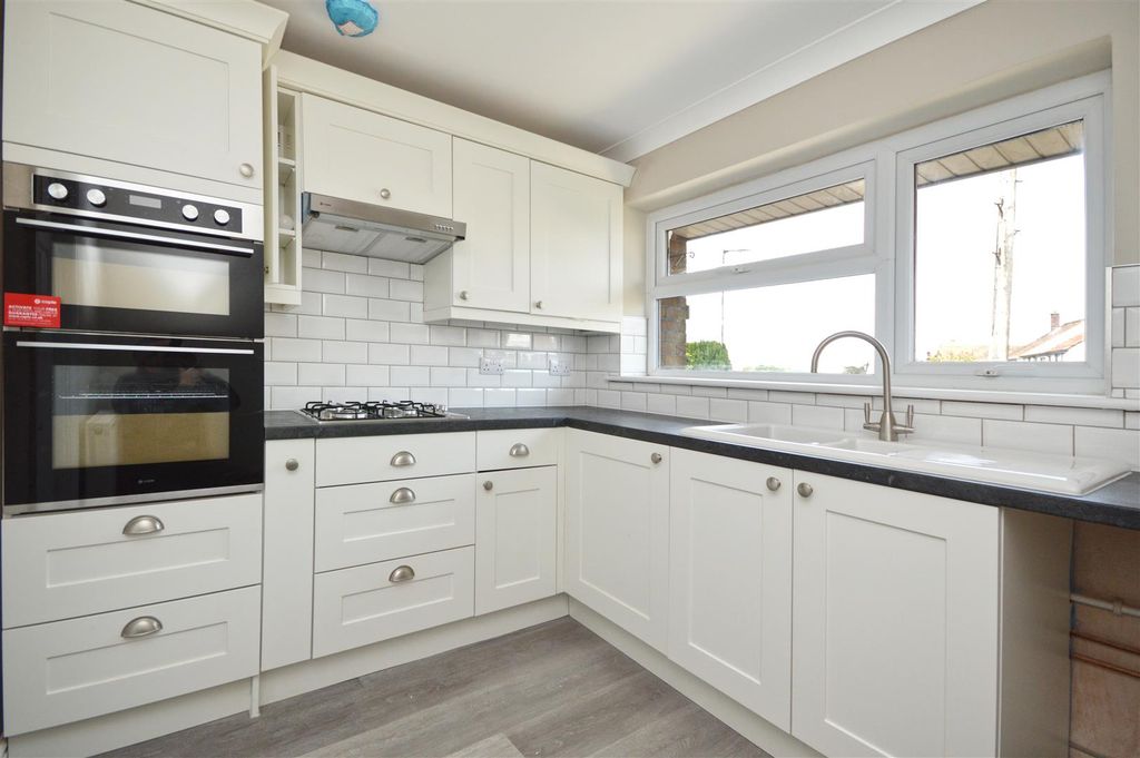 Property photo 2 of 12 Kitchen