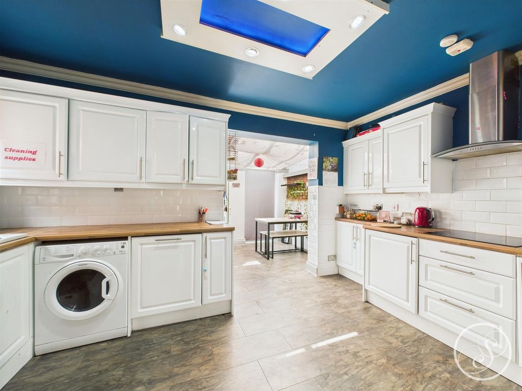 Property photo 3 of 25 Kitchen