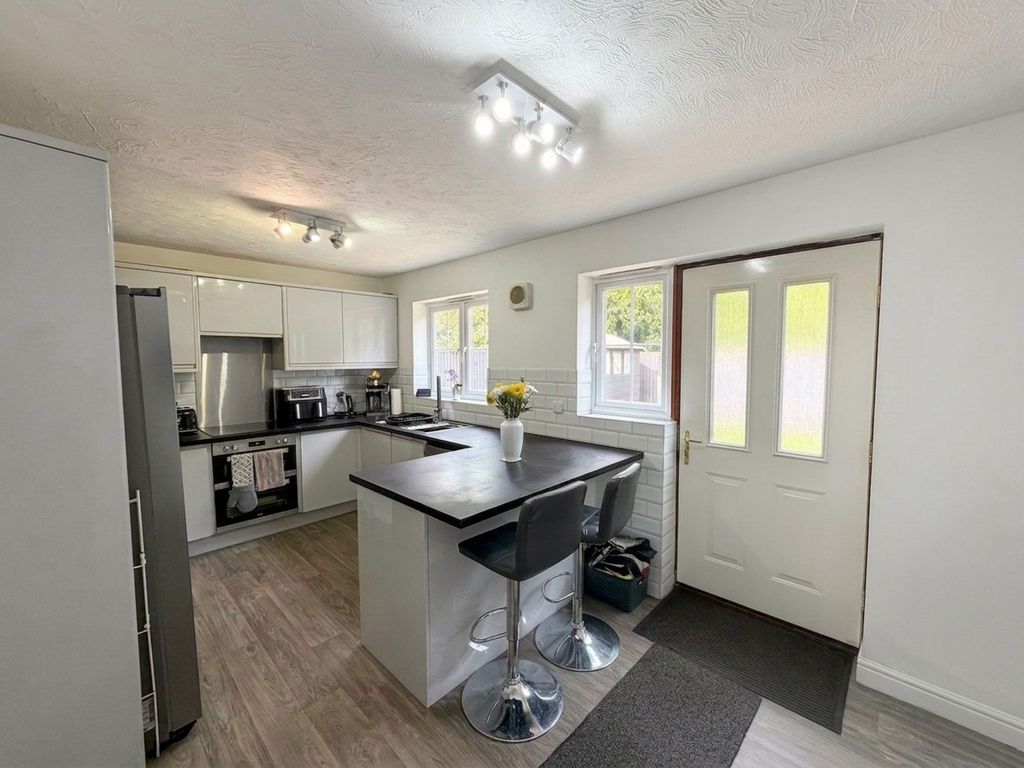 Property photo 3 of 12 Kitchen