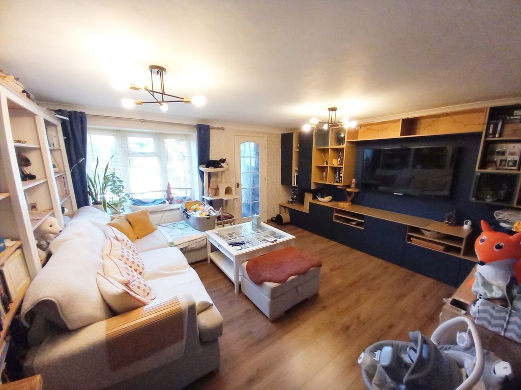 Property photo 2 of 19 Lounge