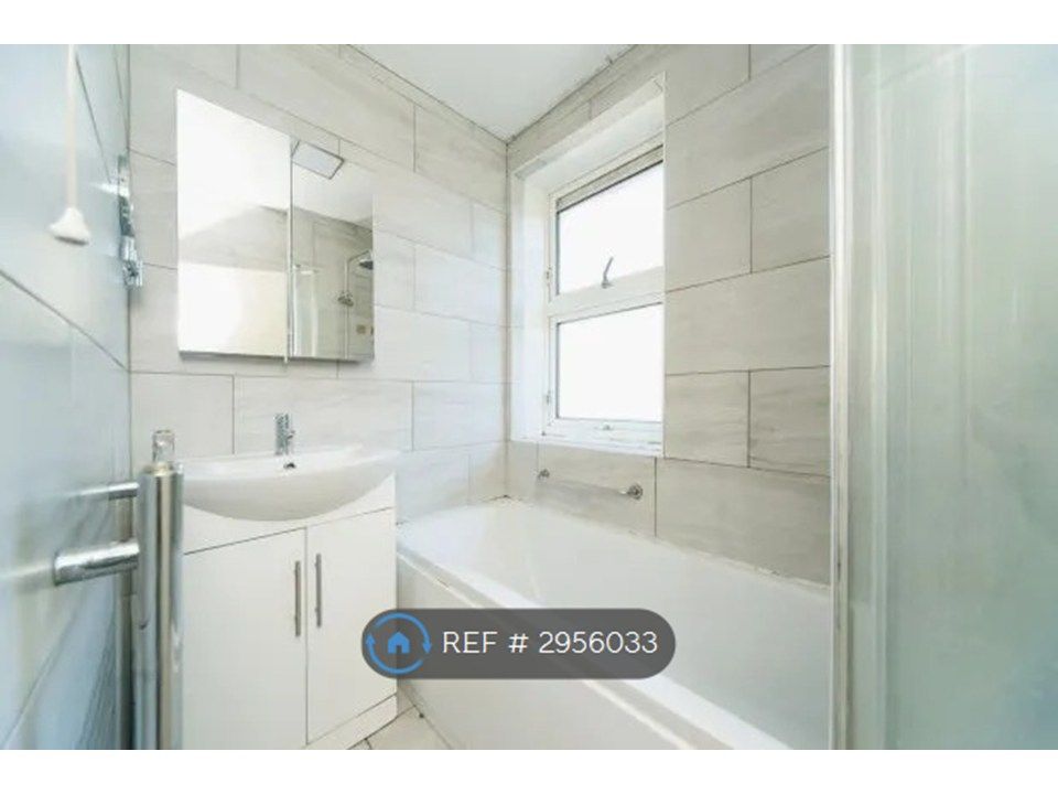 Property photo 2 of 9 Bathroom