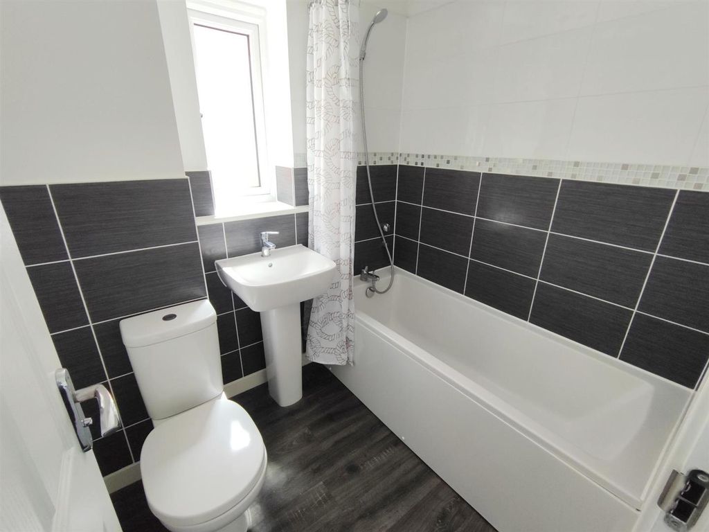 Property photo 2 of 5 8 Ellis Drive Bathroom.Jpg