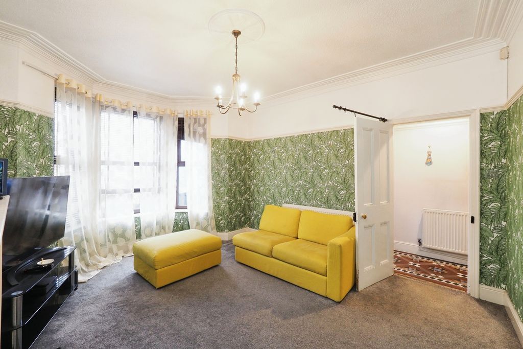 Property photo 3 of 17 Lounge