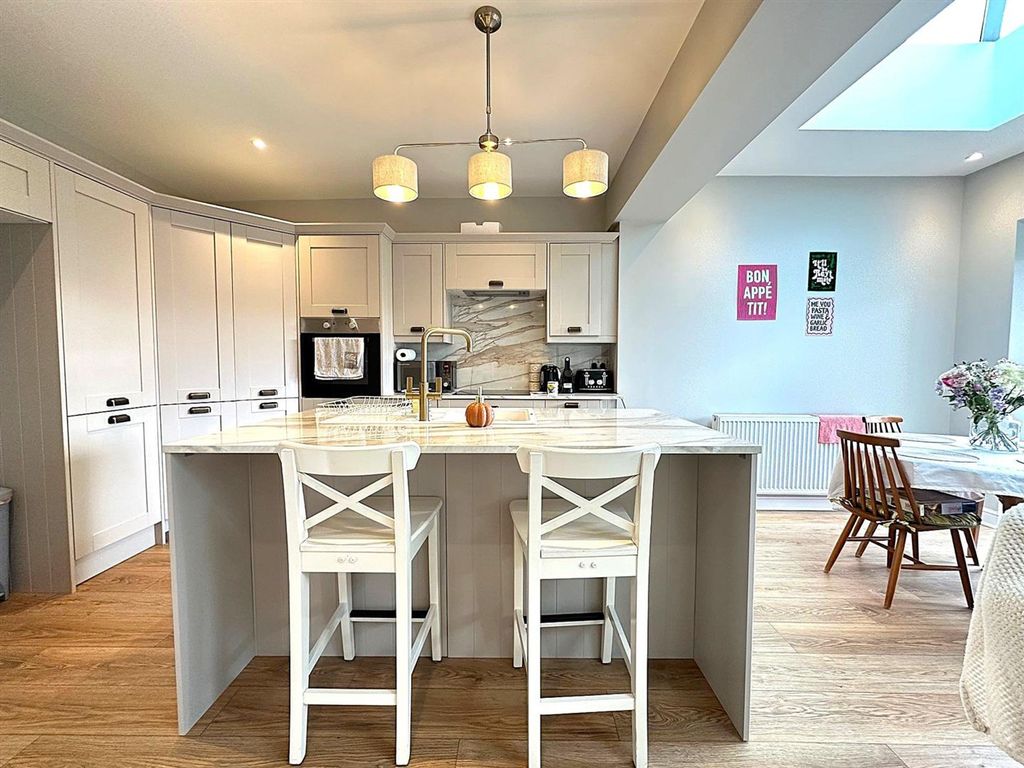 Property photo 3 of 14 Breakfast Bar.Jpg
