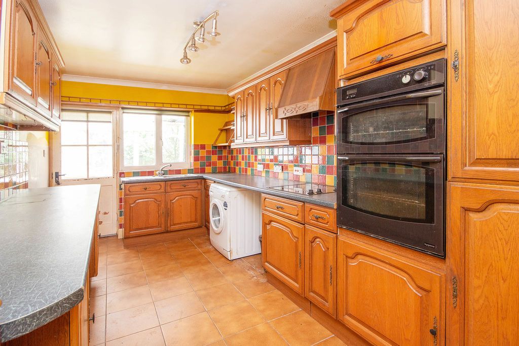 Property photo 3 of 10 Kitchen