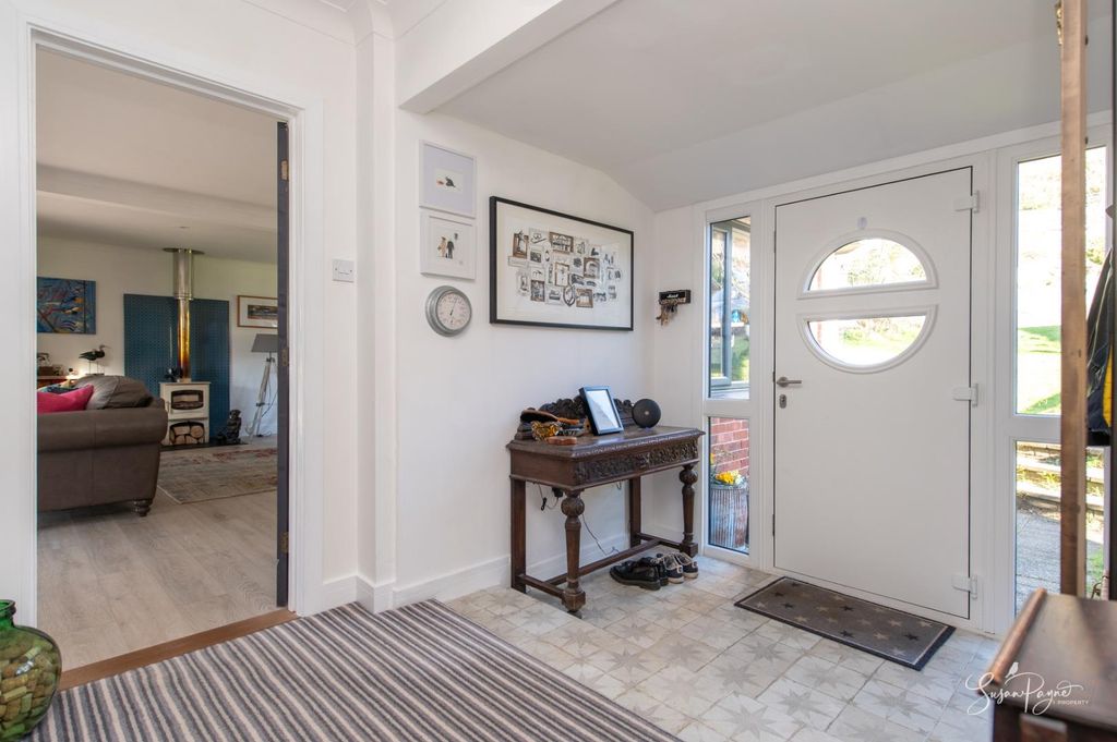 Property photo 3 of 40 Entrance Hall