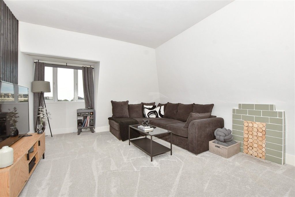 Property photo 3 of 12 Lounge
