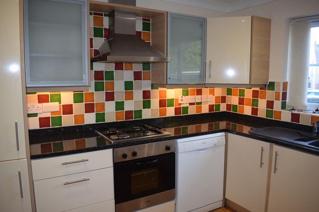 Property photo 3 of 19 Kitchen