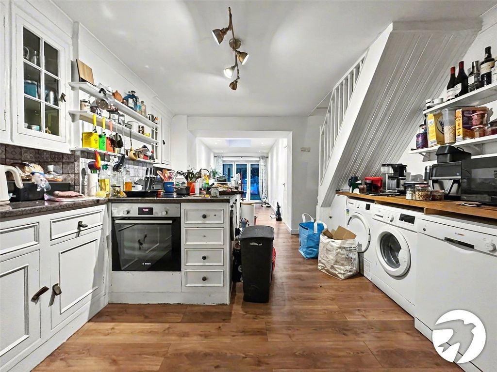 Property photo 3 of 11 Kitchen