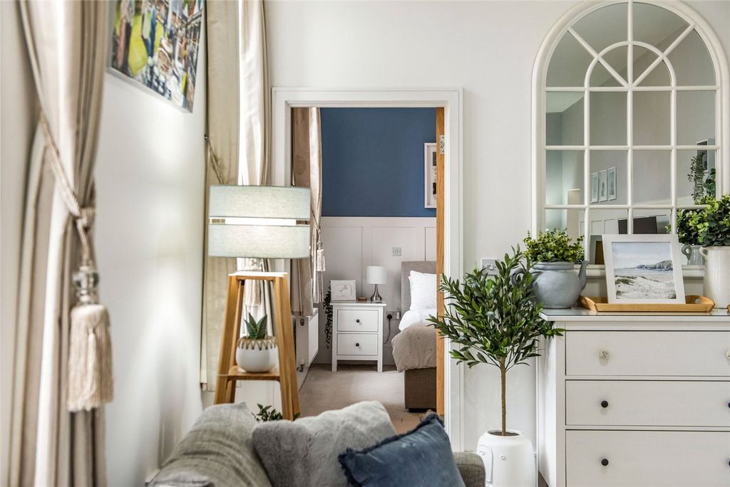 Property photo 1 of 23 Sitting Room - Bedrm