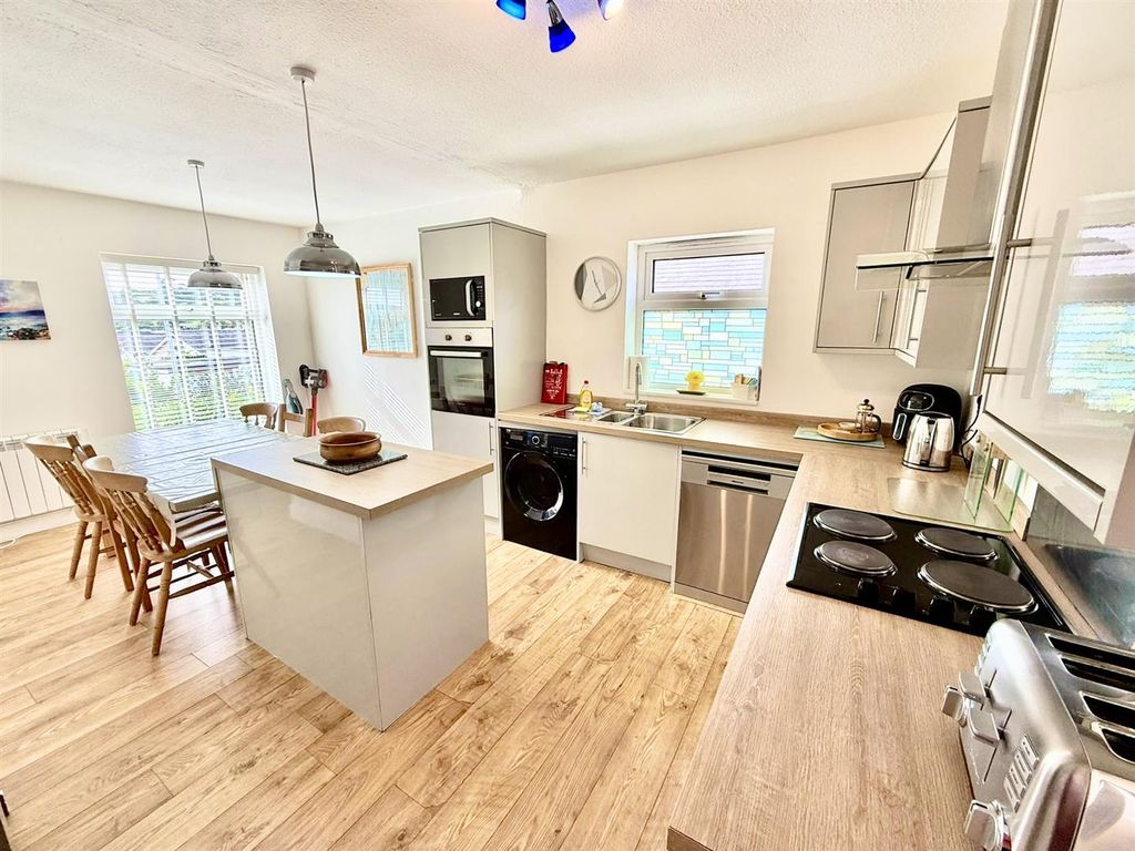 Property photo 3 of 22 A7Fa1385-F34c-4c1E-8A6F-c85F7Ad092Da.Jpeg