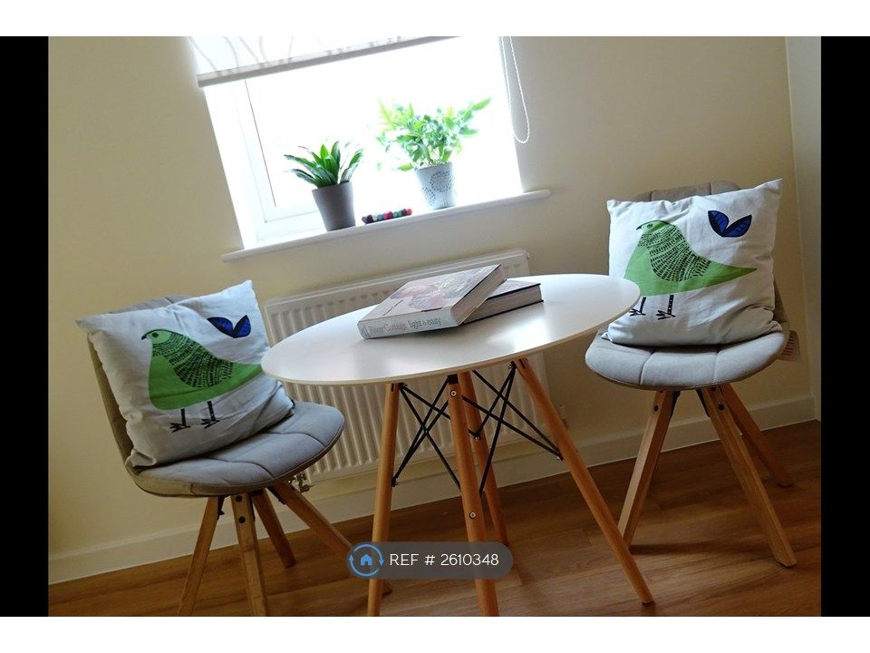 Property photo 3 of 9 Table &amp; Dining Chairs Included