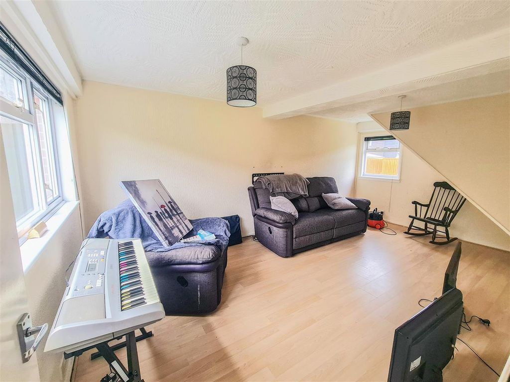 Property photo 3 of 12 06-12-2025__15-50-08_28_St_Martins___Lounge_.7Qazo