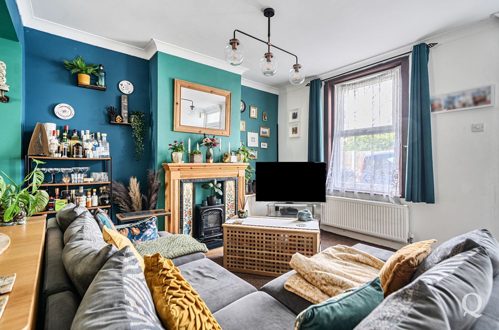 Property photo 3 of 19 B4E275E0-2d86-470...