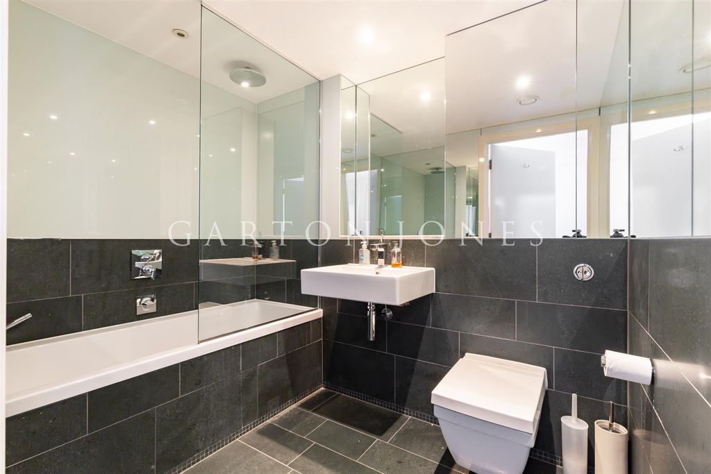 Property photo 3 of 11 Bathroom