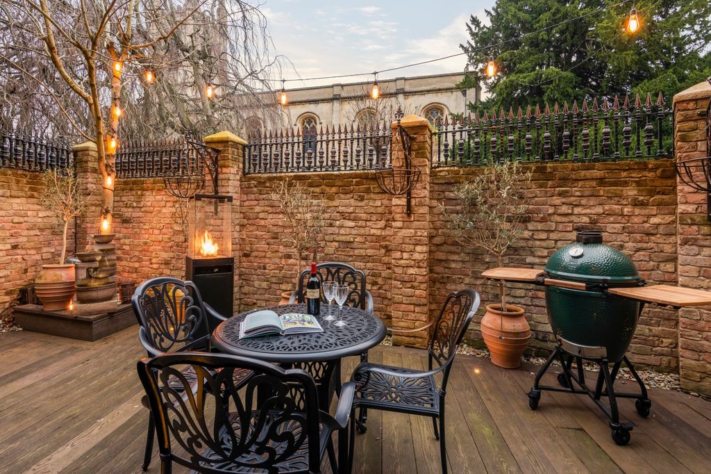 Property photo 2 of 20 Courtyard Garden