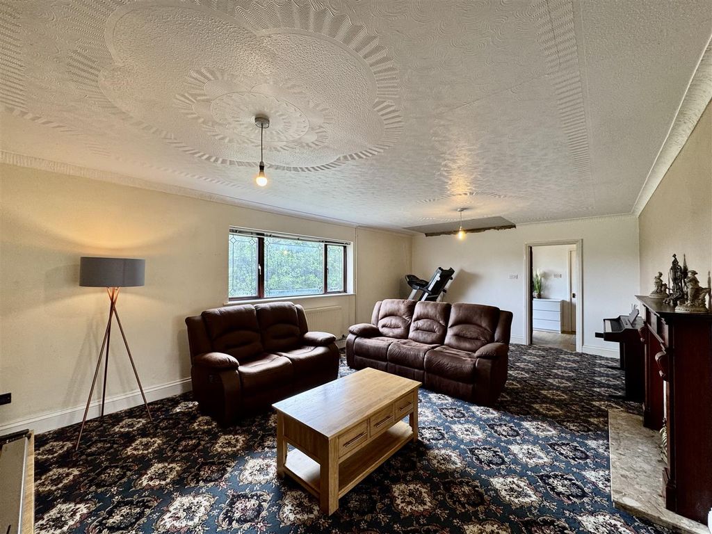 Property photo 2 of 25 Lounge