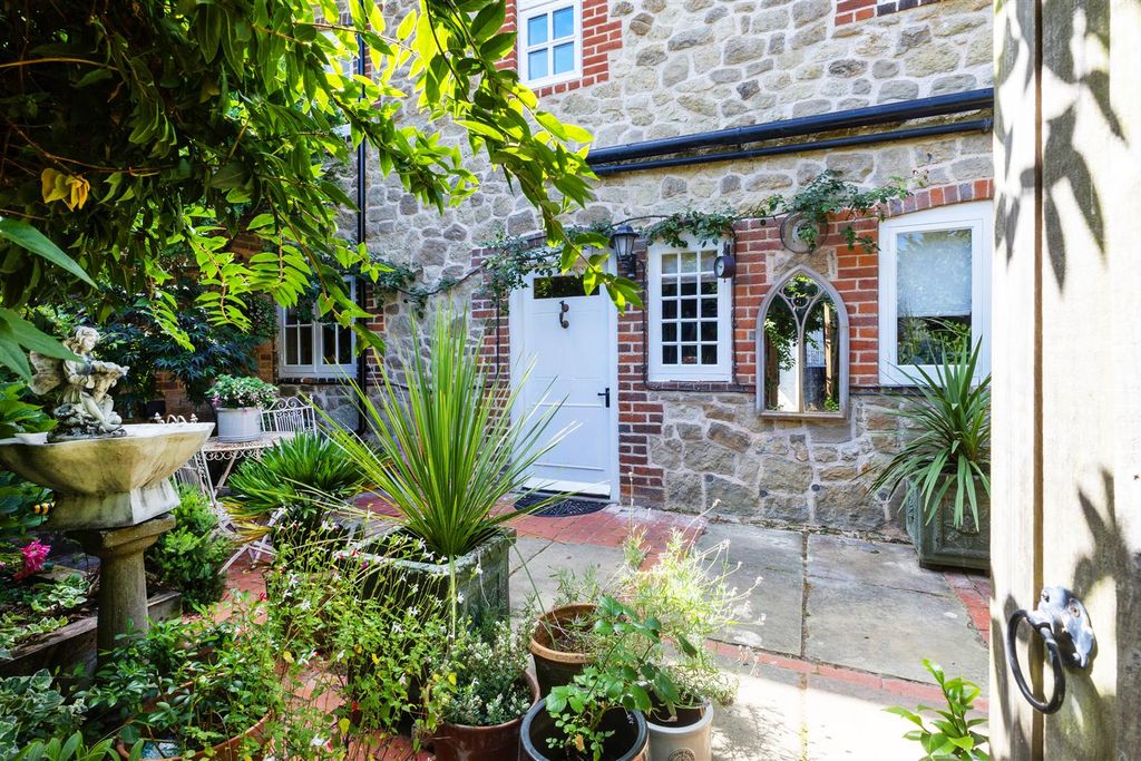 Property photo 3 of 17 34 Courtyard.Jpg