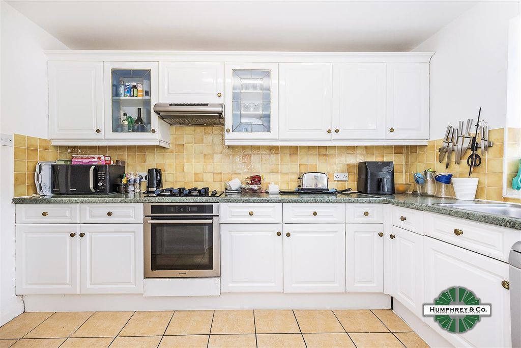 Property photo 1 of 15 16 Tunnel Gardens -014.Jpg