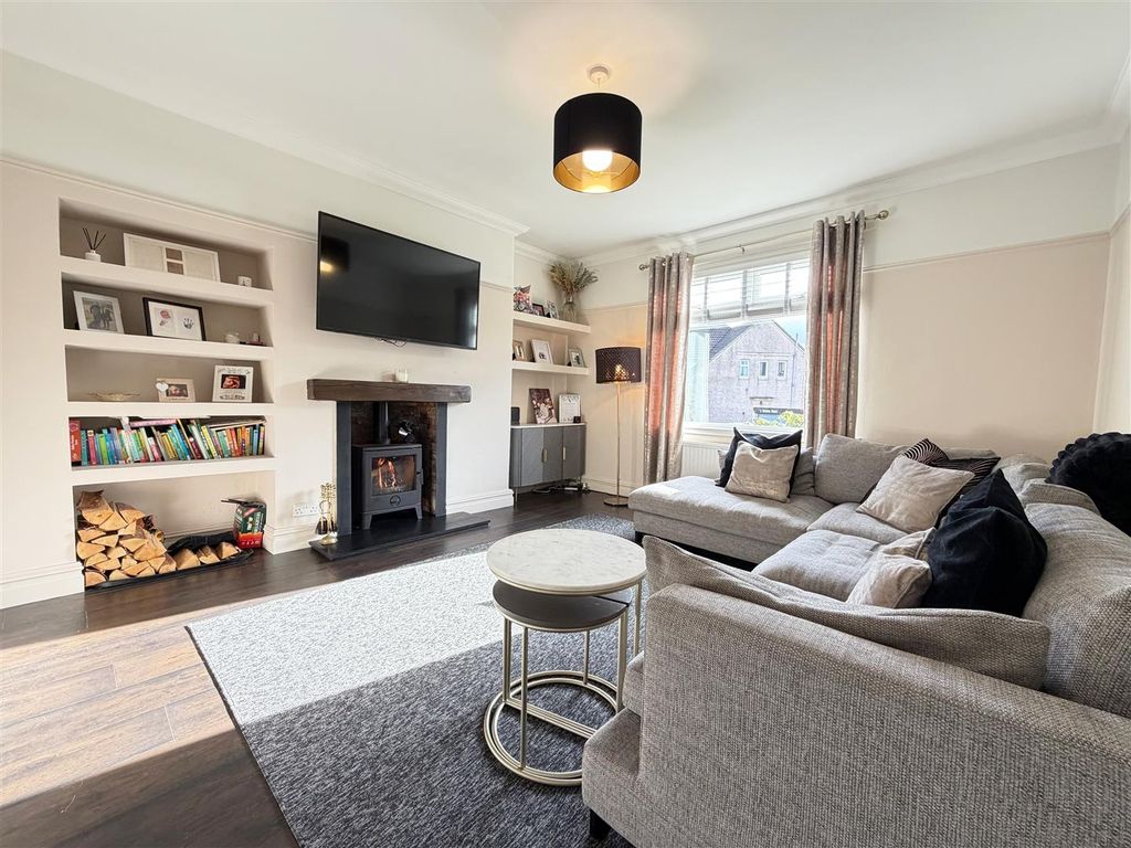 Property photo 2 of 16 Lounge