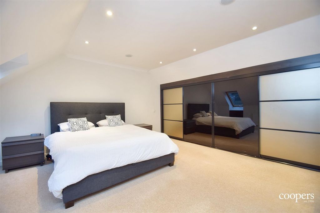 Property photo 3 of 11 Bedroom