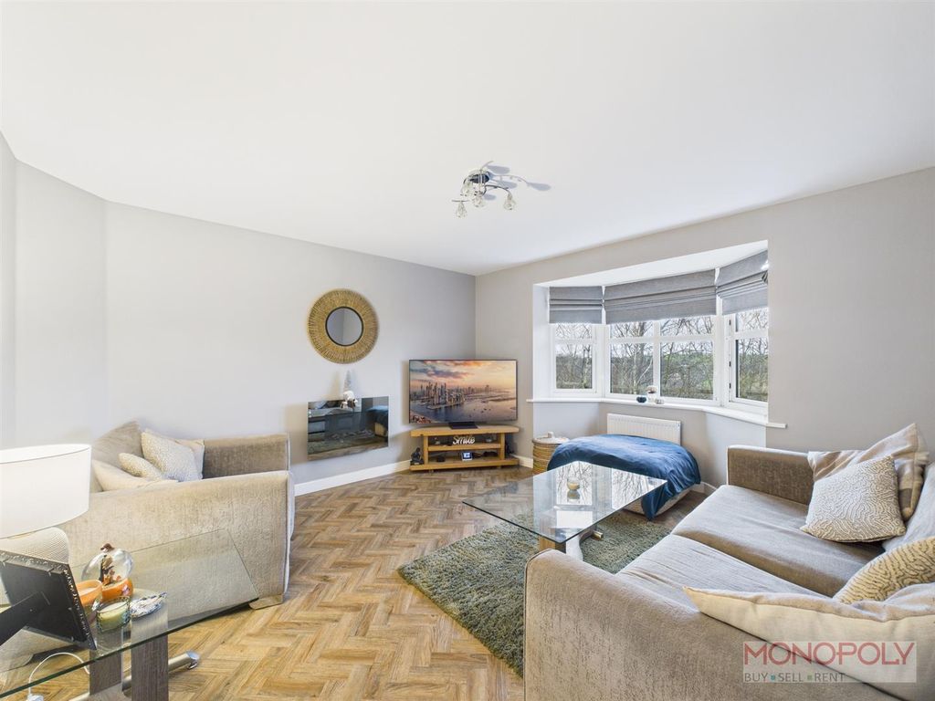 Property photo 3 of 21 Lounge