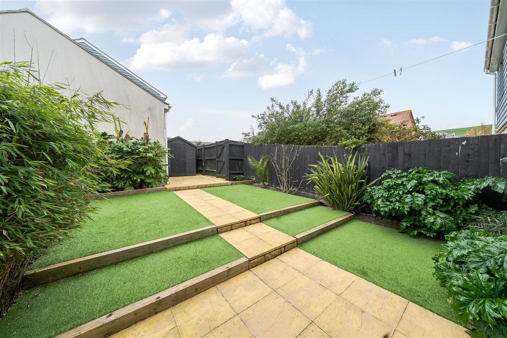 Property photo 2 of 16 Garden