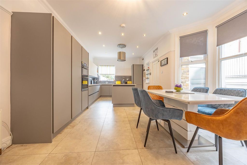 Property photo 3 of 32 Kitchen/Diner