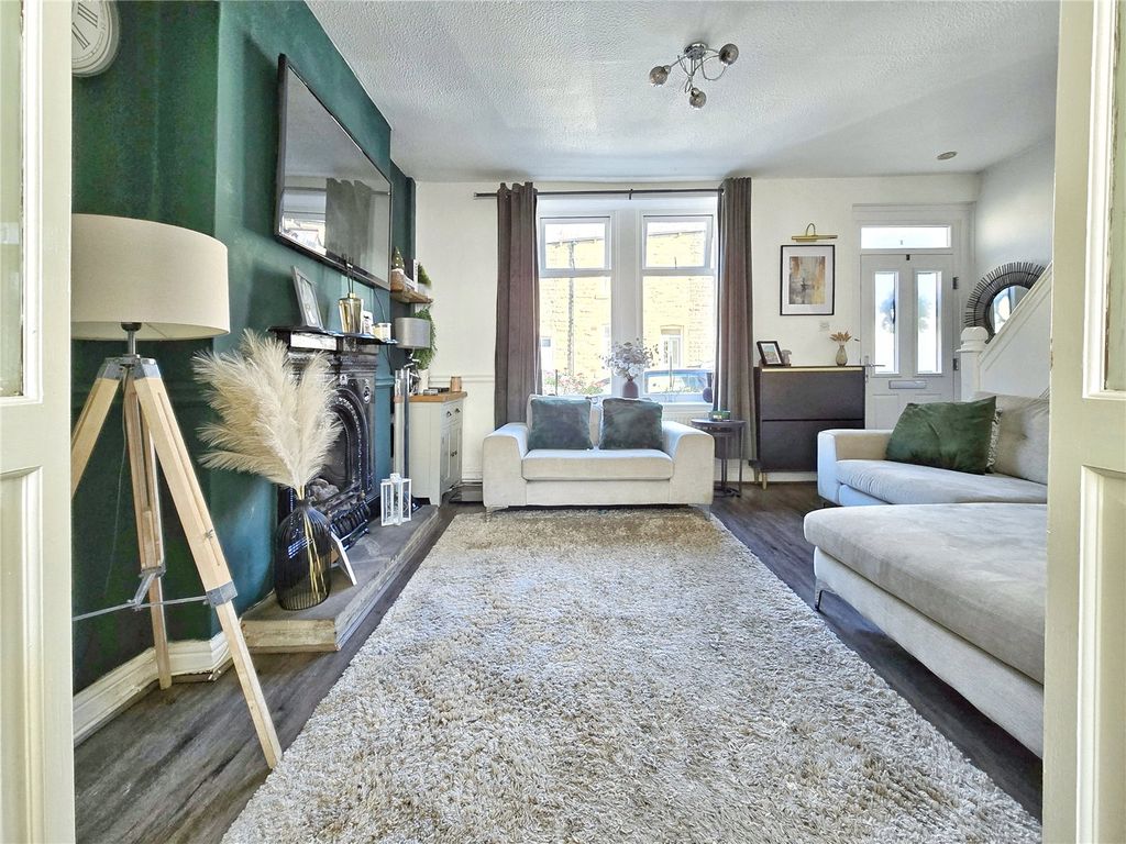 Property photo 3 of 19 Lounge