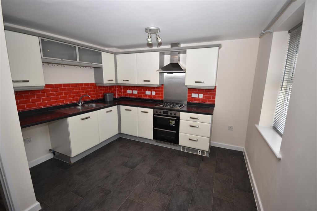 Property photo 2 of 18 Kitchen/Breakfast Room