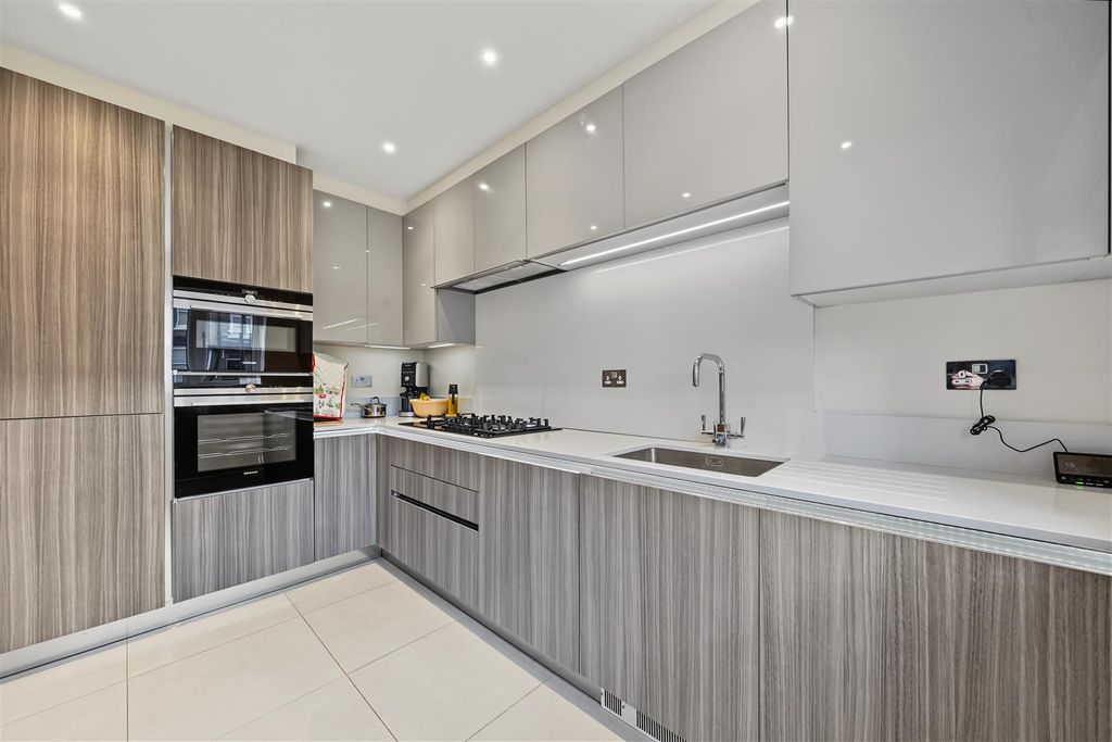 Property photo 2 of 23 16 Vicars Moor Lane, London N21 2Qj-No Watermark-1