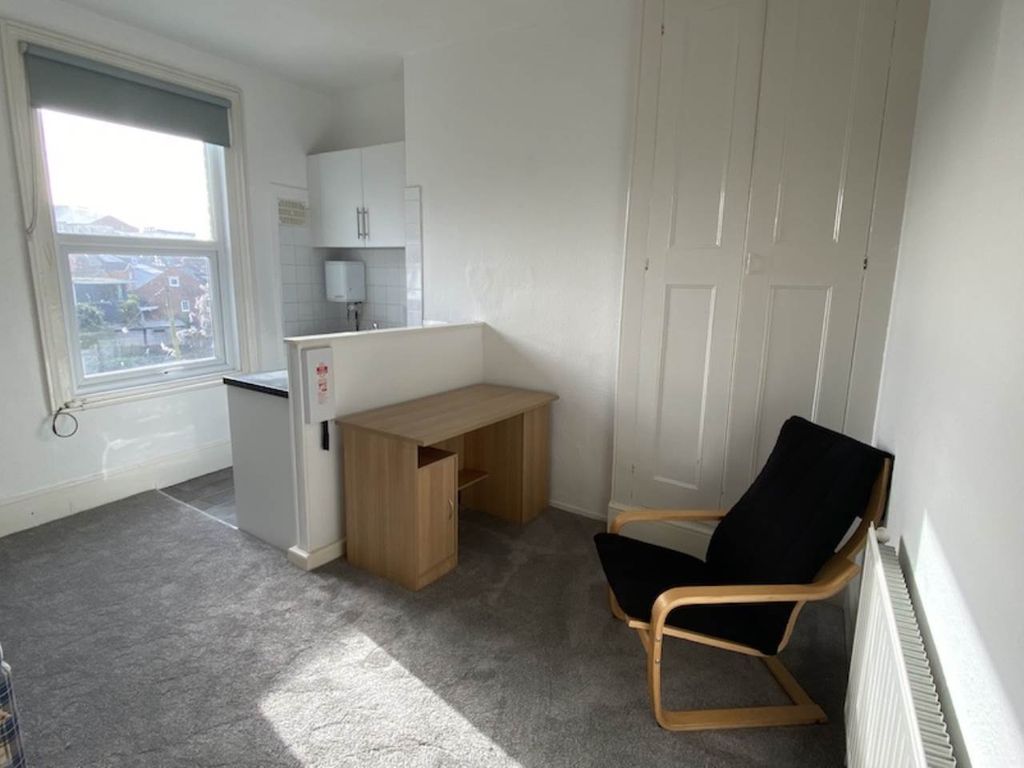 Property photo 2 of 4 Bedsit