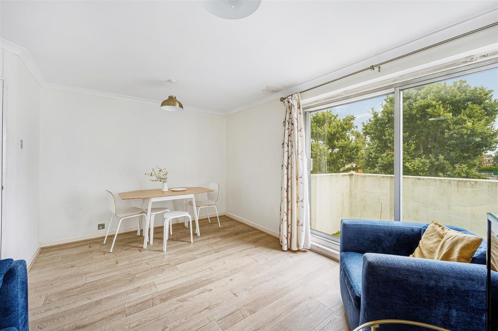 Property photo 3 of 12 50 Bloomsbury Close-4.Jpg