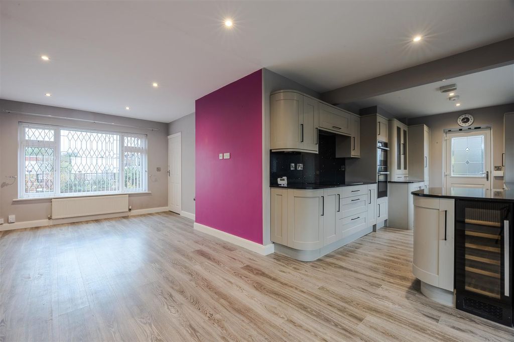 Property photo 3 of 18 Kitchen