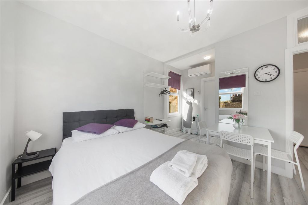 Property photo 1 of 7 Double Aspect Studio Room