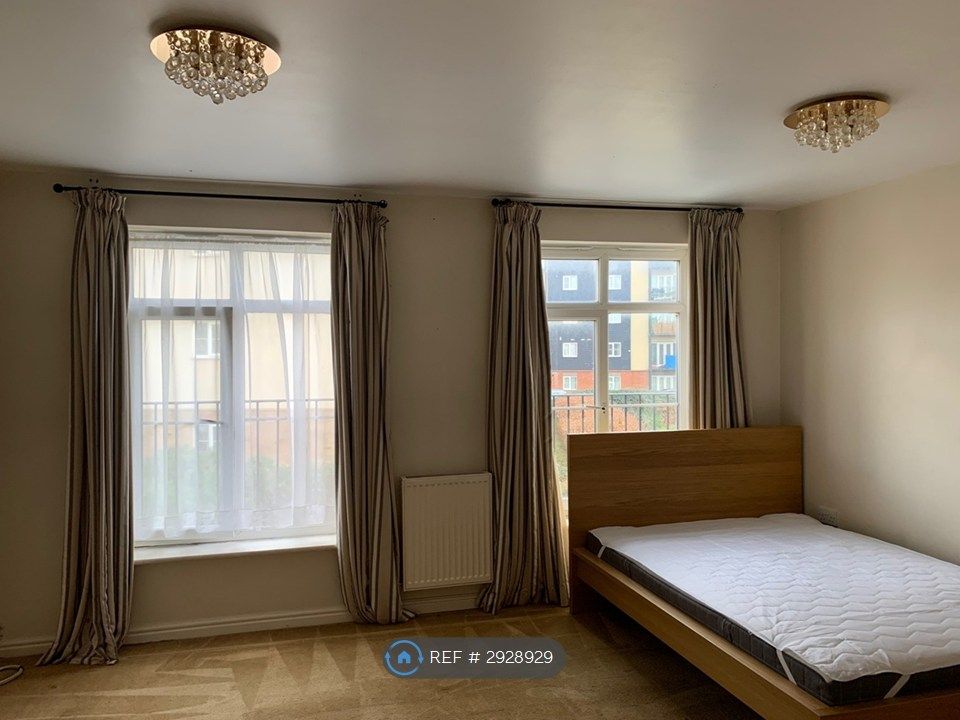 Property photo 1 of 17 Large Double Room