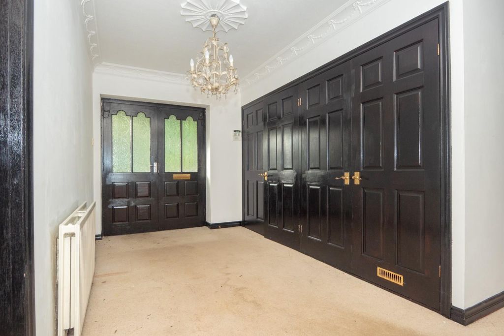Property photo 2 of 37 Entrance Hall