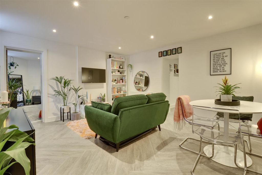 Property photo 2 of 13 1B6A75Fb-0D0C-4A78-8E79-704E1Fdfa5C7_1_201_A.Jpeg