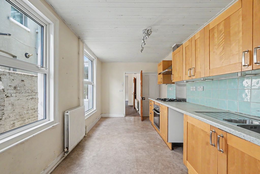 Property photo 3 of 11 Kitchen