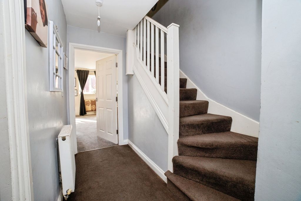 Property photo 2 of 16 Entrance Hall