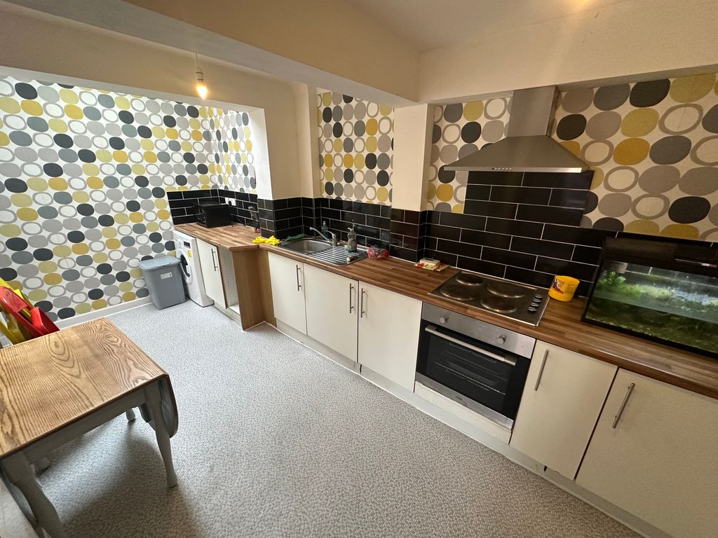 Property photo 3 of 6 Kitchen