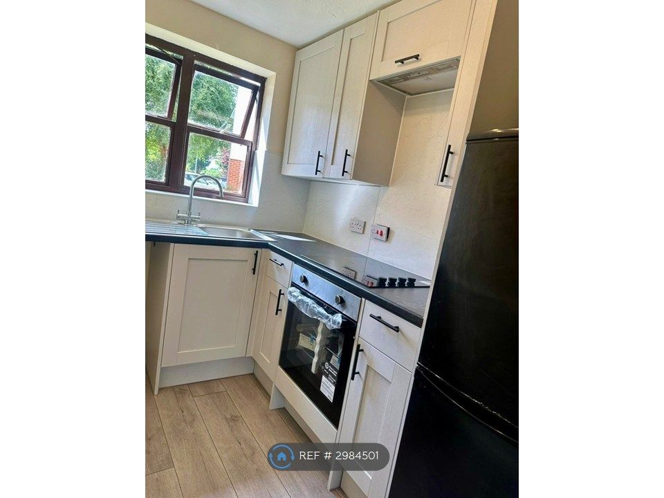 Property photo 1 of 23 New Kitchen With Black Fridge Freezer Included