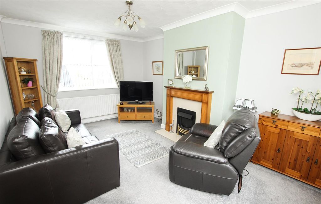 Property photo 2 of 14 Lounge