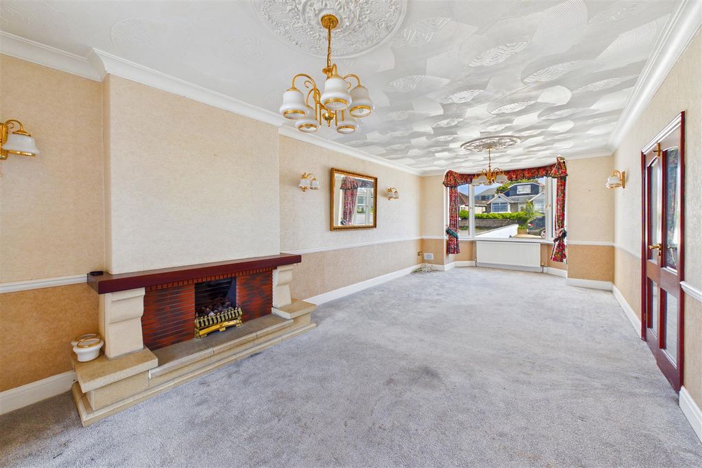 Property photo 2 of 34 Lounge