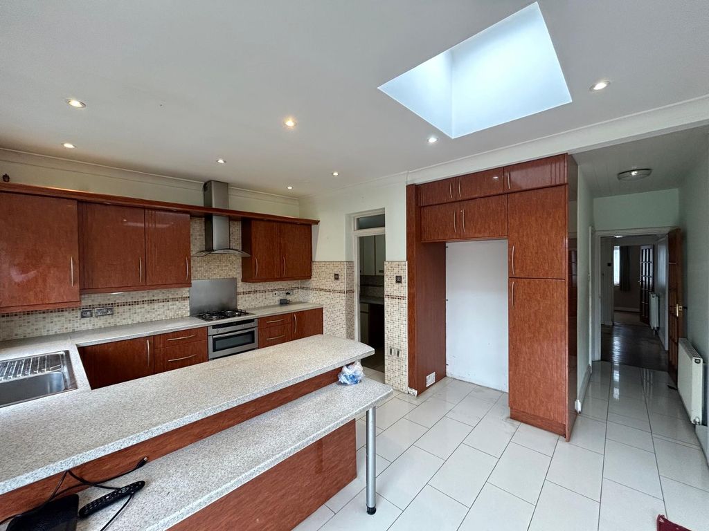 Property photo 1 of 14 4 Bed Semi-Detached House To Rent Craneswater Park, Southall Ub2