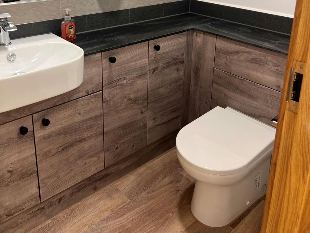 Property photo 3 of 6 Modern WC