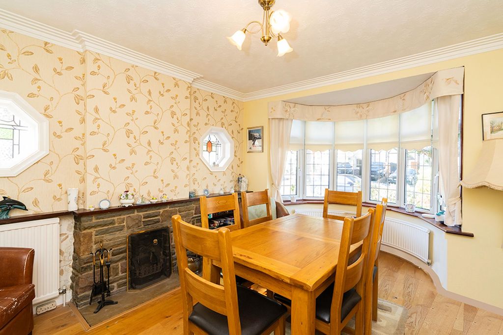 Property photo 2 of 27
