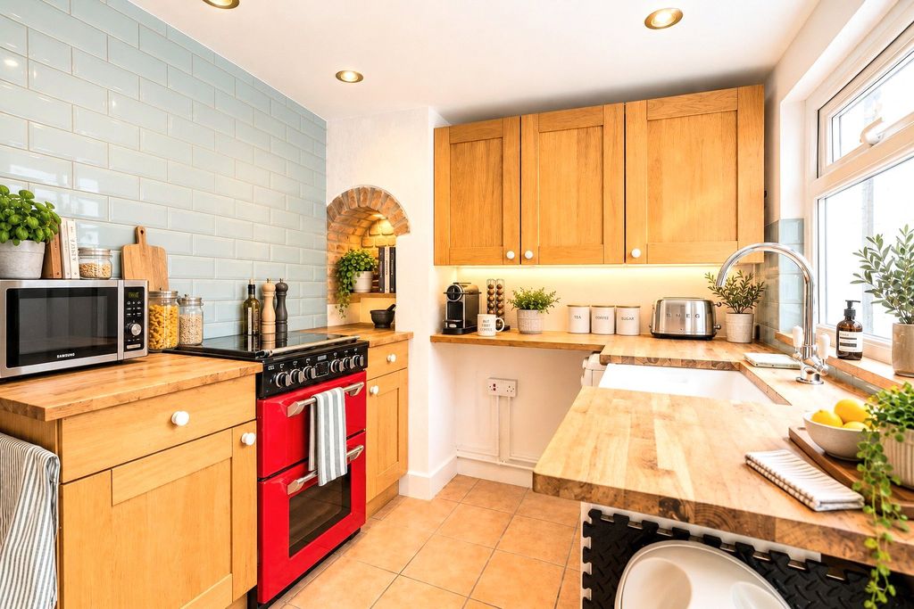 Property photo 3 of 8 Kitchen