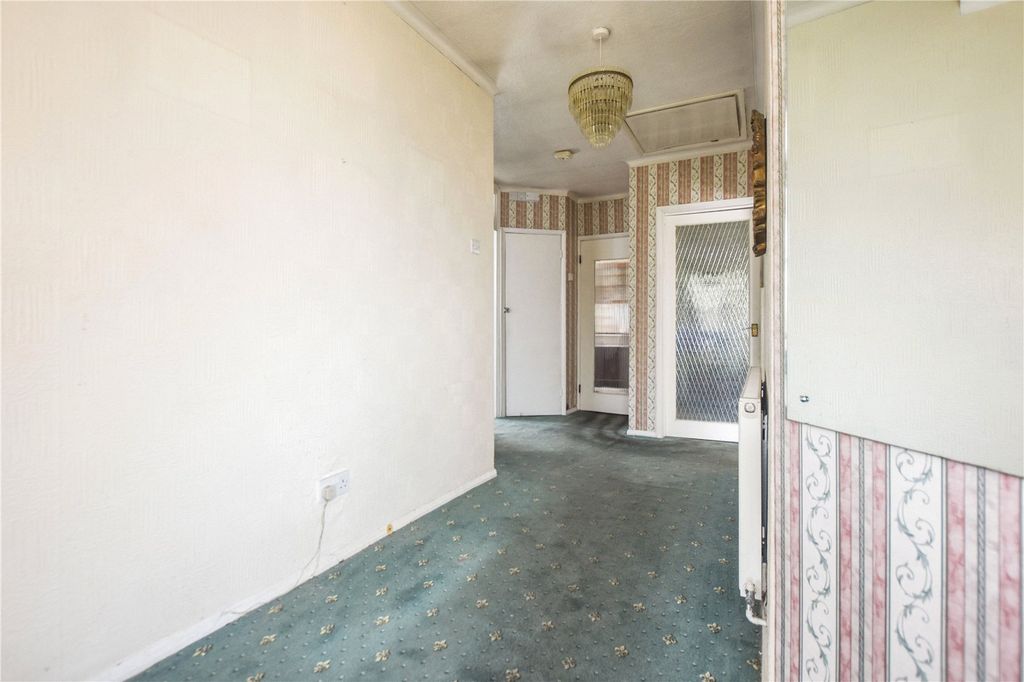 Property photo 3 of 18 Entrance Hall