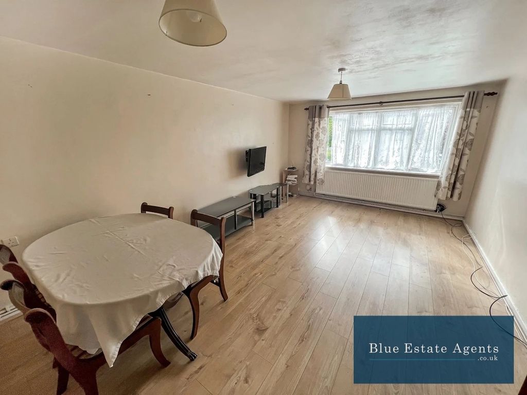 Property photo 2 of 9 Lounge